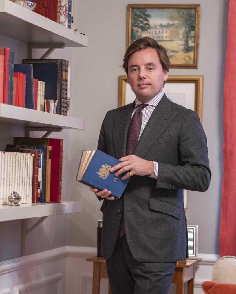 – Jag älskar foton och böcker, tycker om stilleben som gör ett rum levande och intressant. Men det är viktigt att kunna berätta om varje bok du har, jag skulle aldrig köpa en meter röda böcker på måfå.