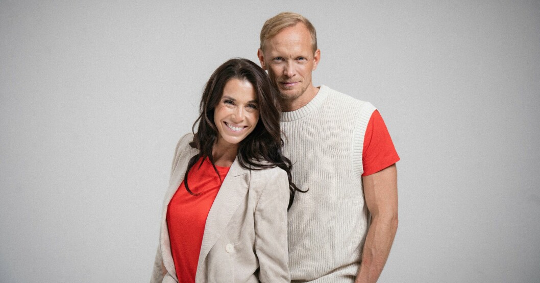 Magdalena Forsberg och Tobias Karlsson släpper boken "Hitta motivationen : genom livets toppar och dalar". Foto: Mondial Magdalena Forsberg med medförfattaren Tobias Karlsson