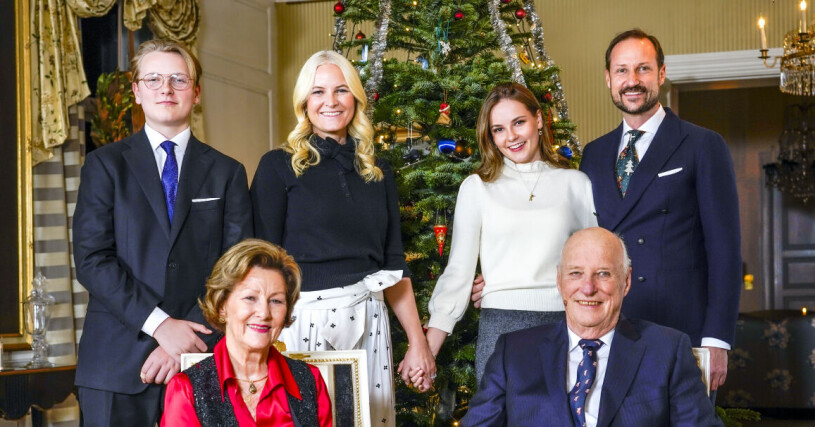 Oslo 20211220. Kong Harald (t.h. foran), dronning Sonja, kronprins Haakon (bak t.h.), prinsesse Ingrid Alexandra, kronprinsesse Mette-Marit og prins Sverre Magnus foran juletreet på Bygdøy Kongsgård i Oslo.Foto: Lise Åserud / NTB