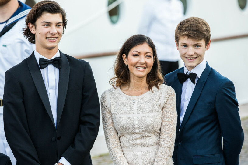 Grevinnan Alexandra med barnen prins Nikolaj och prins Felix, som från den 1:a januari istället får kalla sig greve av Monpezat. Grevinnan Alexandra med barnen prins Nikolaj och prins Felix