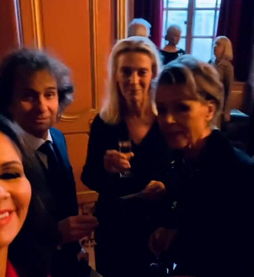 Magnus Uggla, hans fru Lollo och så Lena Philipsson som skymtar fram till vänster. Vilket härligt gäng! Magnus Uggla Louise Lollo Uggla Lena Philipsson Stockholms slott