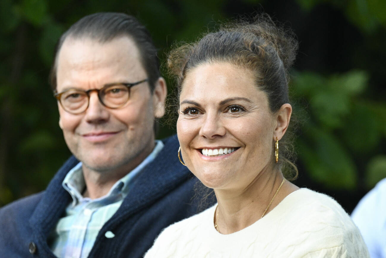 Prins Daniel och kronprinsessan Victoria tittar på Niklas Strömstedt