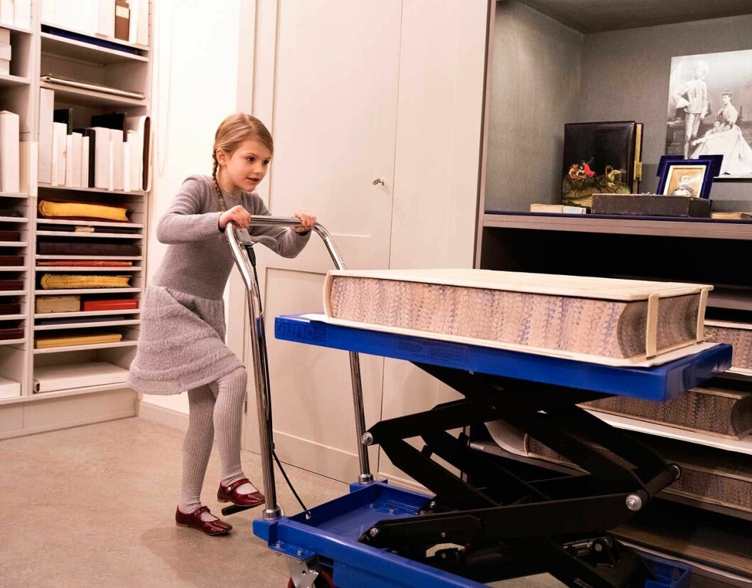 Oj, så kul att köra bokvagn i Bernadottebiblioteket! Tur att det finns broms… Prinsessan Estelle kör bokvagn i Bernadottebiblioteket.