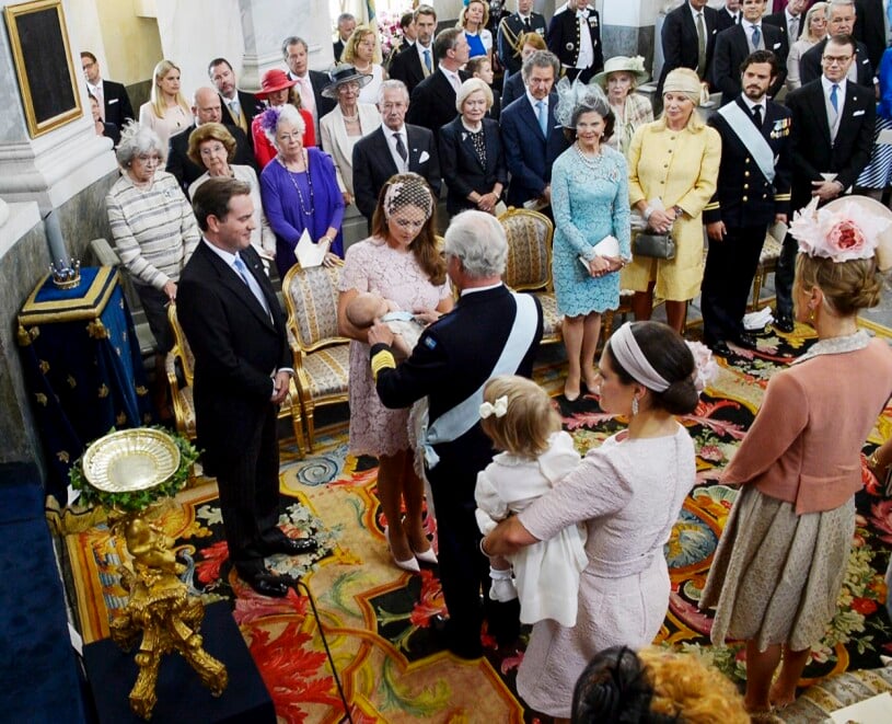 Prinsessan Leonore får sin orden – i babystorlek – och under kronprinsessan Victorias arm sprattlar en nyfiken Estelle. Prinsessan Leonores dop i Drottningholms slottskyrka 2014
