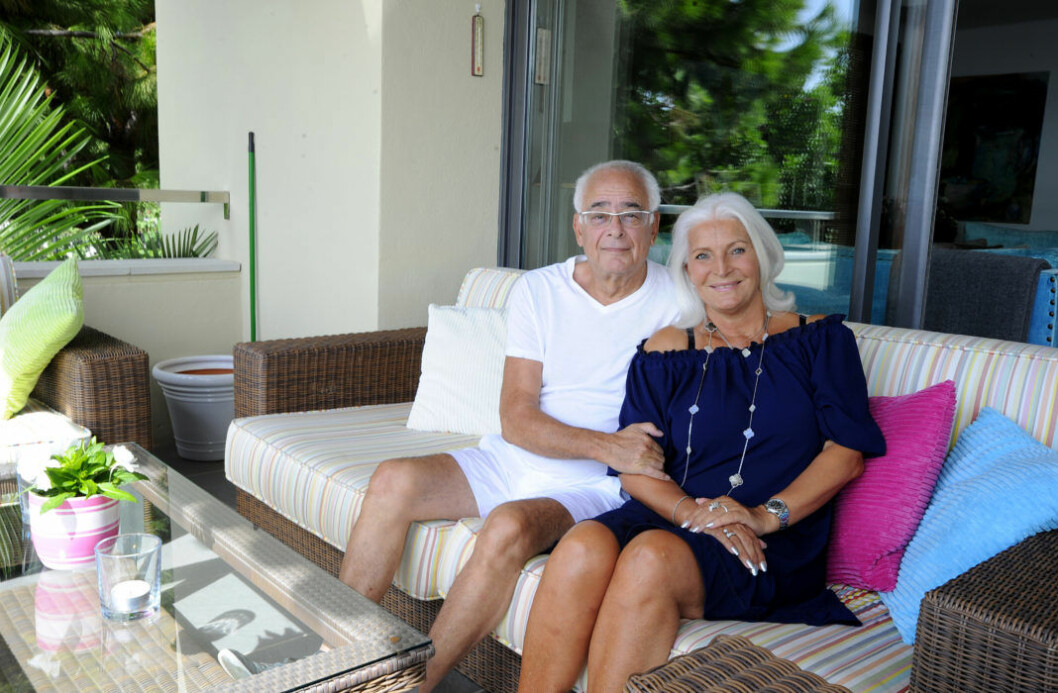 Grete har piffat upp IKEA-möblemanget på verandan med färgglada dynor.