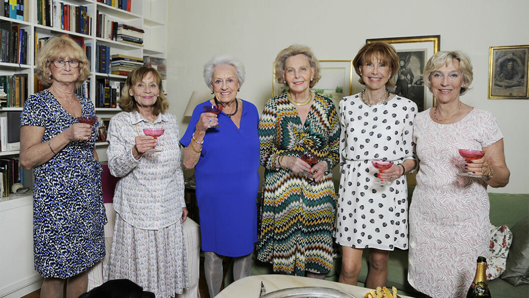 Ingalill Svensson, svärmor till Monicas dotter Ebba, värdinnan själv, Kerstin Rylander- Wärnersjö, grevinnan Marianne Bernadotte, Sophie Ekman, skolöverläkare, och Cecilia Ekelund, lärare vid Hedvig Eleonoraskolan, skålar i Carl Johan Bernadottes champagneglas.