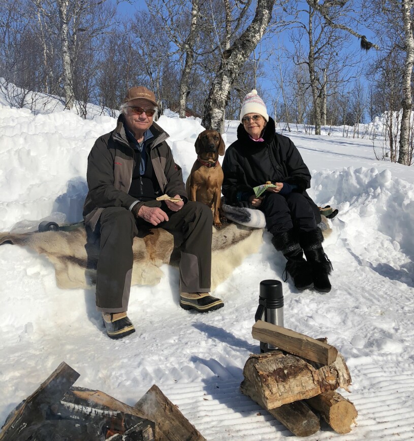 Kungen, drottningen och hunden Brandie i Storlien häromåret, där de njöt av termoskaffe och kaka i vårvintersolen.