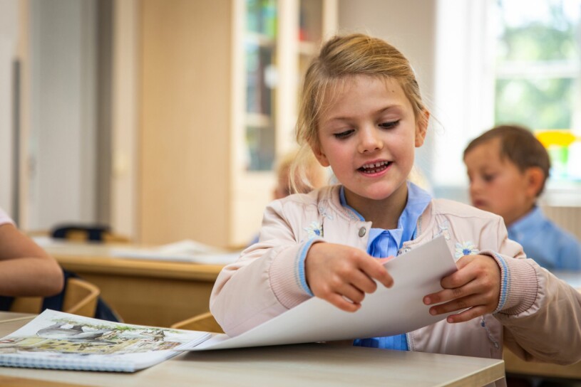 Så här såg det ut när Estelle började nollan. Nu går hon i fyran och prins Oscar har tagit steget in i hennes gamla klassrum. Prinsessan Estelle vid sin skolstart i förskoleklass på Campus Manilla