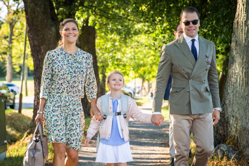 2018: Estelle på väg att möta klasskompisarna. Prinsessan Estelles första dag i skolan 2016, här med kronprinsessan Victoria och prins Daniel