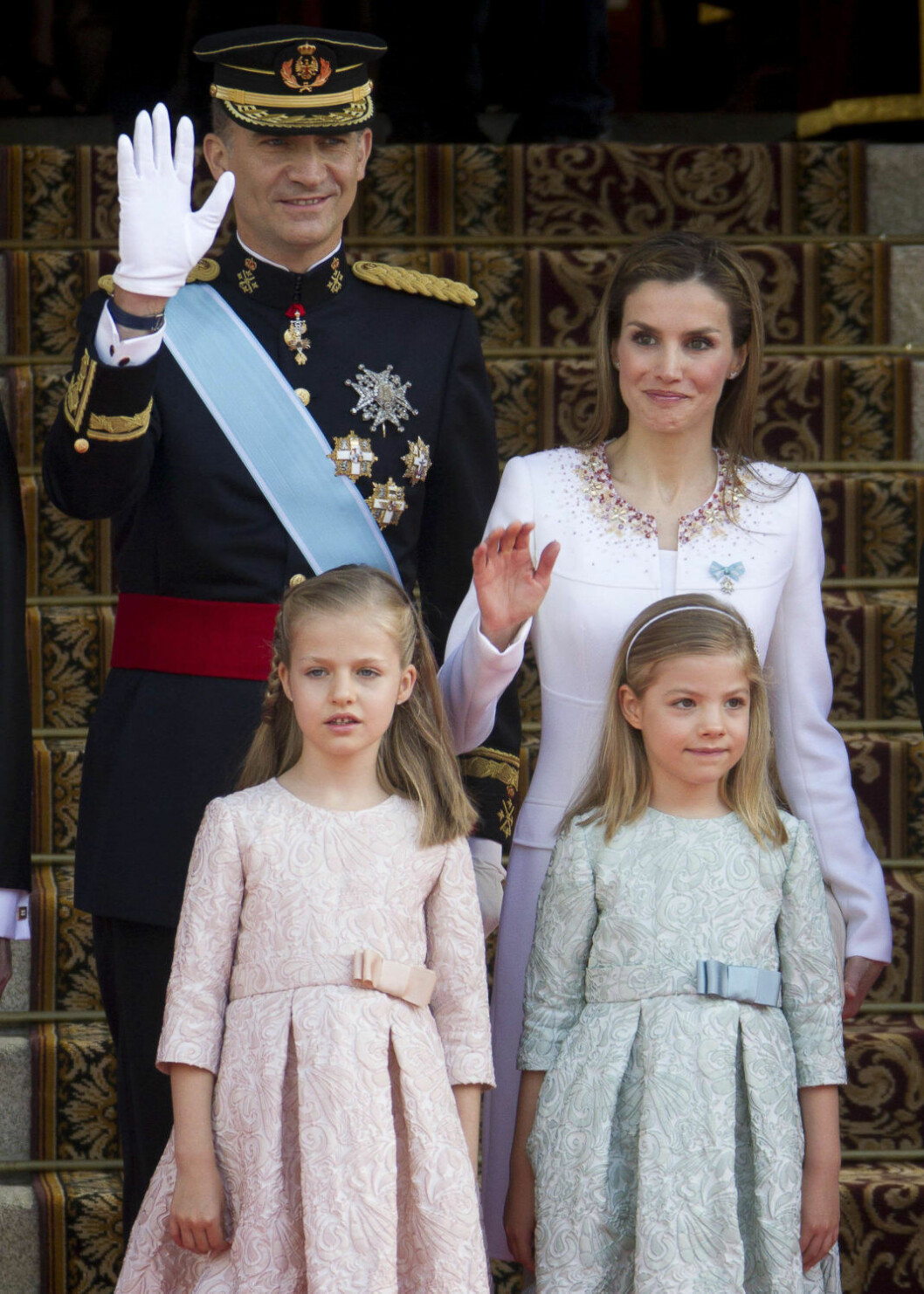 En bild på Letizia och familjen vid tillträdet som kungapar 2014, med döttrarna Leonor och Sofía.