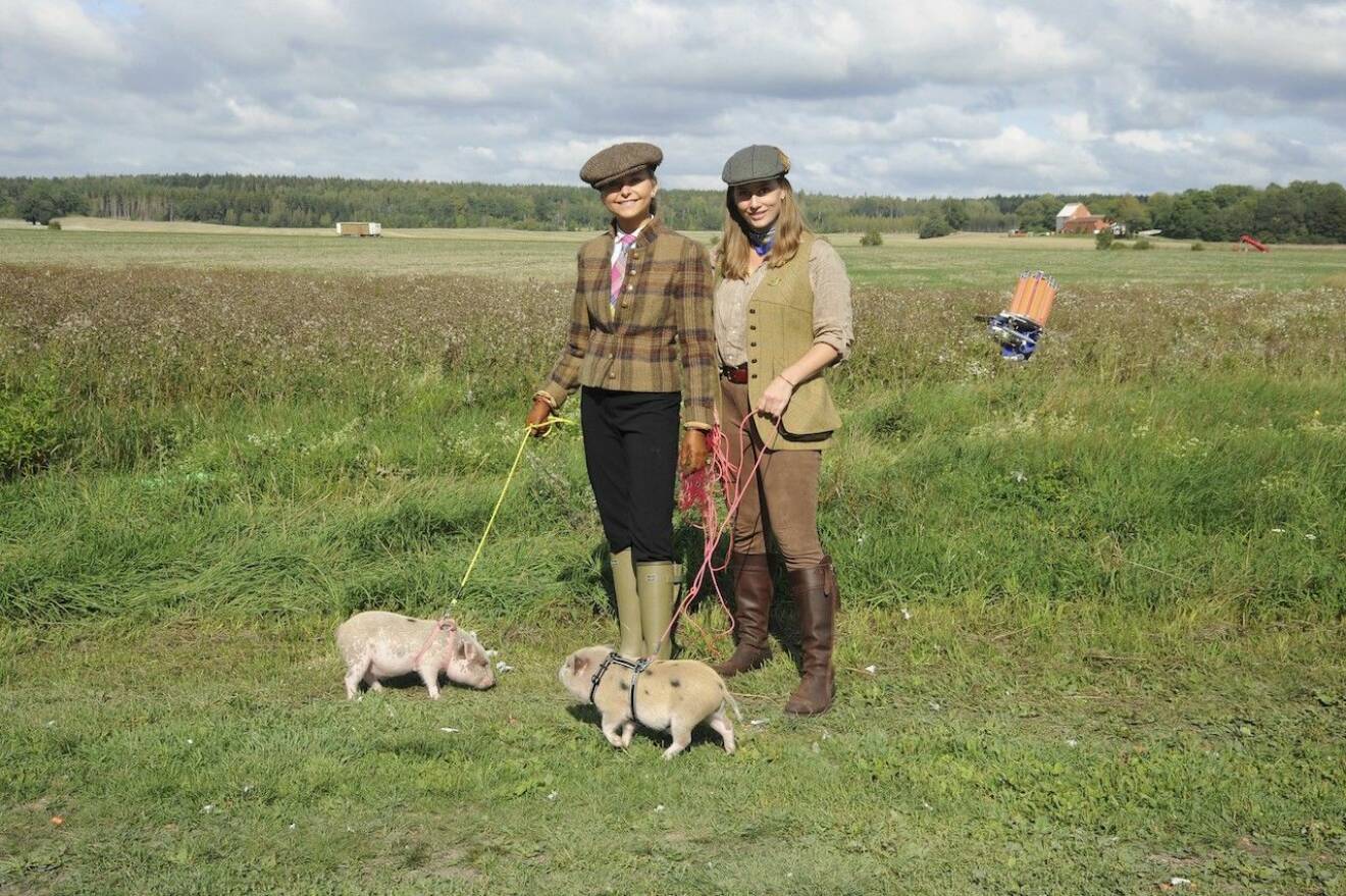 Madeleine Pettersson och Linnea Taube i snygga jaktkläder med fina grisarna Purdey och Gibson.