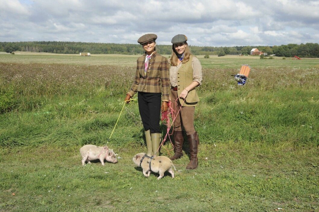 Linnea Taube med väninnan Madeleine Pettersson och sina minigrisar Purdey och Gibson. Madeleine Pettersson och Linnea Taube i snygga jaktkläder med fina grisarna Purdey och Gibson.