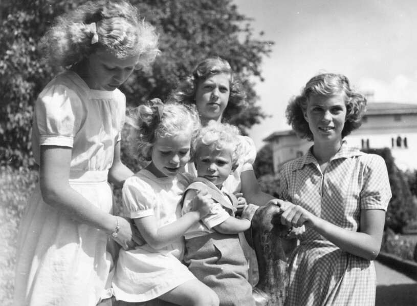 Hela syskonskaran samlad 1949, en idag sällsynt syn. Alla lever ju sina egna liv, på eget håll. Hagasessorna och kung Carl XVI Gustaf 1949