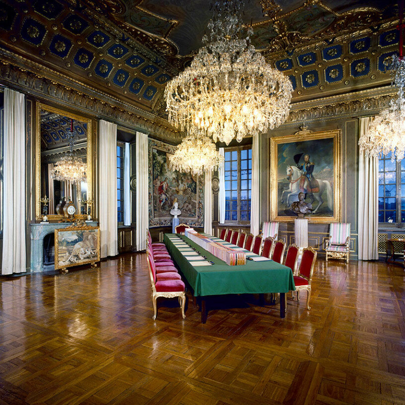 Konseljsalen som den ser ut i vanliga fall. Från väggen blickar den förste Berndottekungen Karl XIV Johan ner från sin häst. Konseljsalen Kungliga slottet Stockholms slott