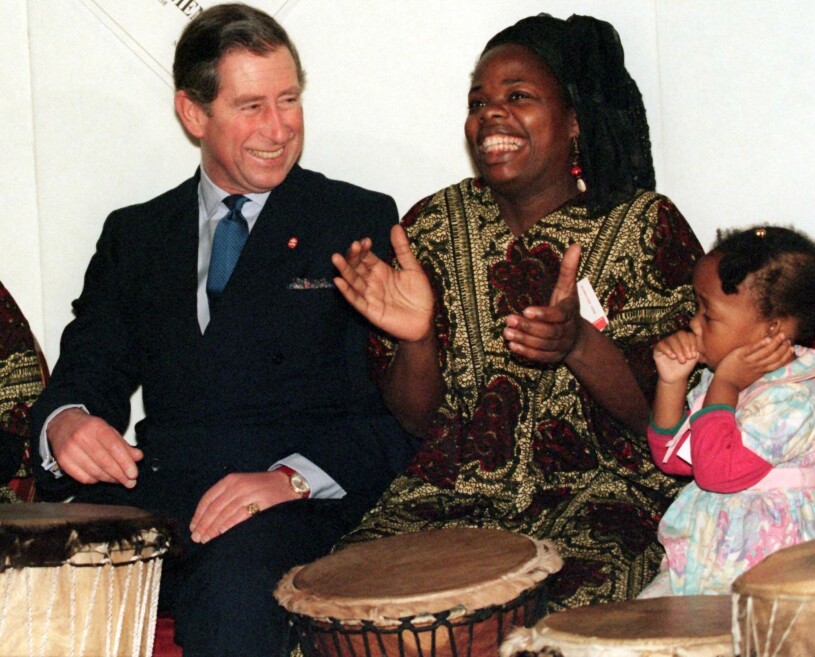 Ngozi Fulani har rört sig i kungliga sammanhang förut, här tillsammans med dåvarande prins Charles 1997. Prins Charles, nu kung Charles och Ngozi Fulani