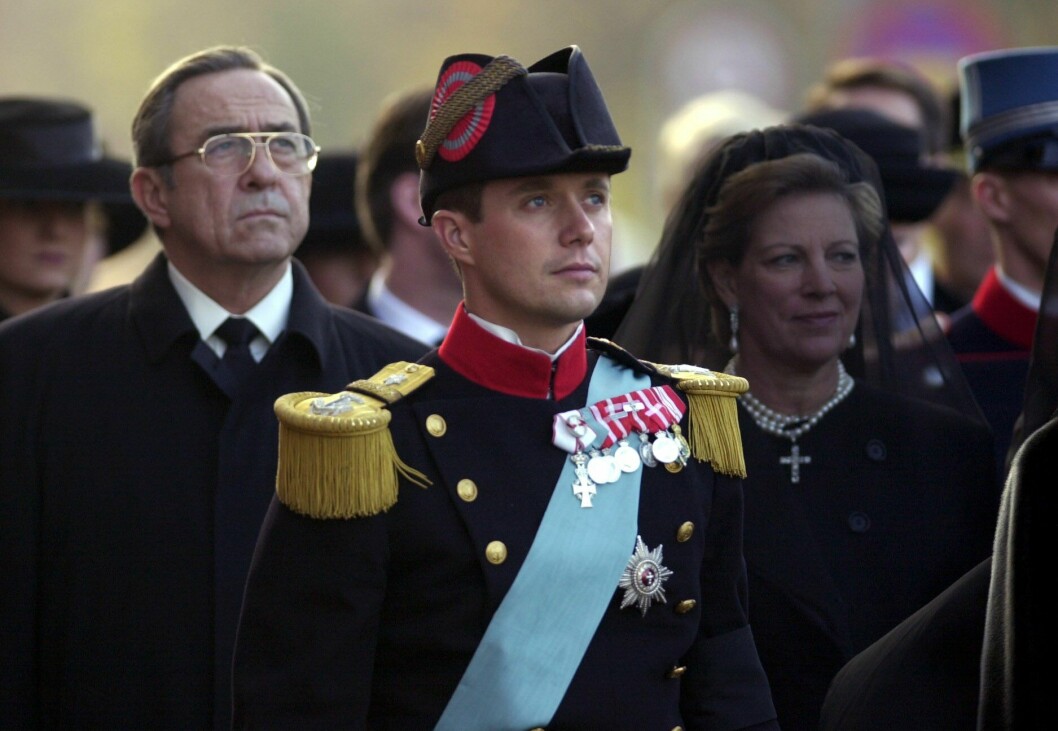 Vid otaliga sammanhang har de funnits där vid Frederik, Konstantin och Anne-Marie. Här år 2000. Ex-kung Konstantin, kronprins Frederik och ex-drottning Anne-Marie