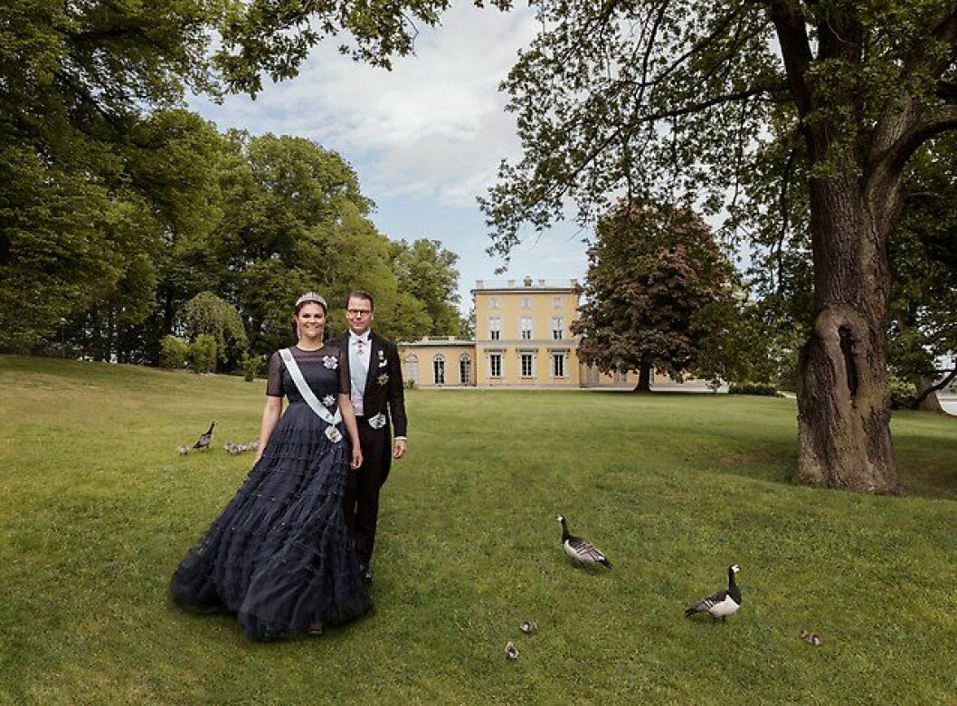 Kronprinsessan Victoria och Daniel fotograferade i samband med deras tioåriga bröllopsdag.