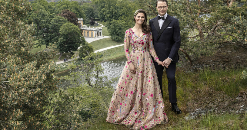 Inför Kronprinsessparets 10-åriga bröllopsdag fick Elisabeth Toll fotograferat Kronprinsessan och Prins Daniel för officiella porträtt.