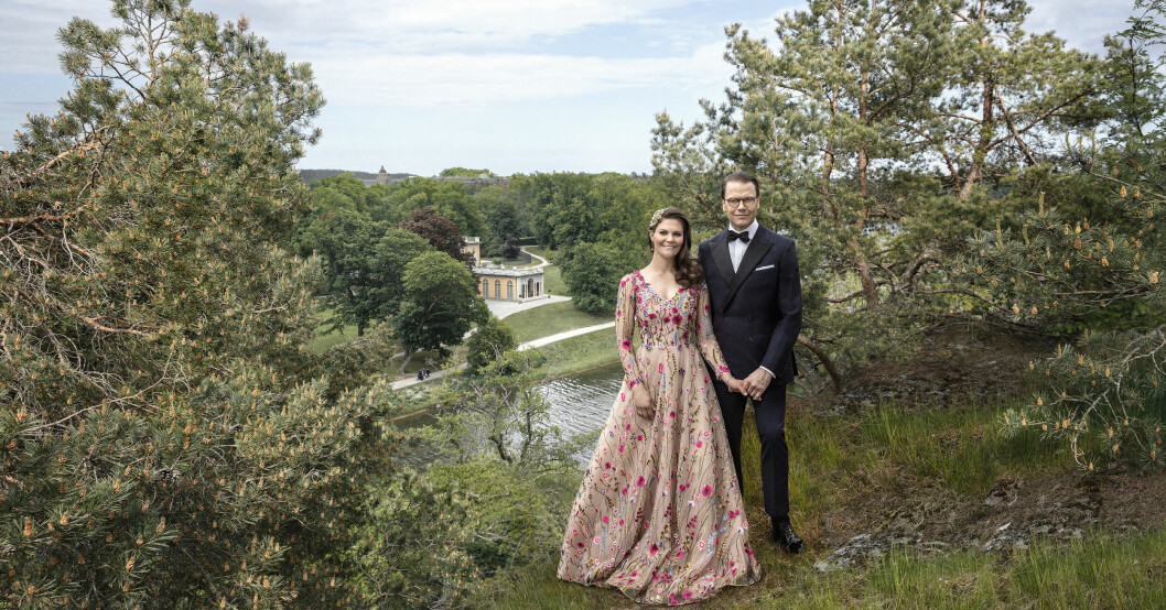 Victoria bar även sin egen klänning från Frida Jonsvens på fotograferingen inför Kronprinsessparets 10-åriga bröllopsdag med fotografen Elisabeth Toll.