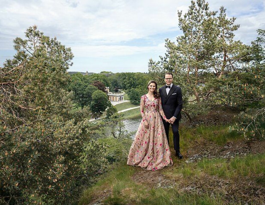Kronprinsessan Victoria och Daniel fotograferade i samband med deras tioåriga bröllopsdag.