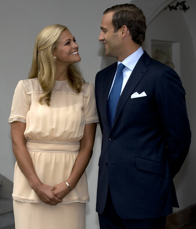 Prinsessan Madeleine och Jonas Bergström tittar på varandra och ler när deras förlovning tillkännagavs 2009