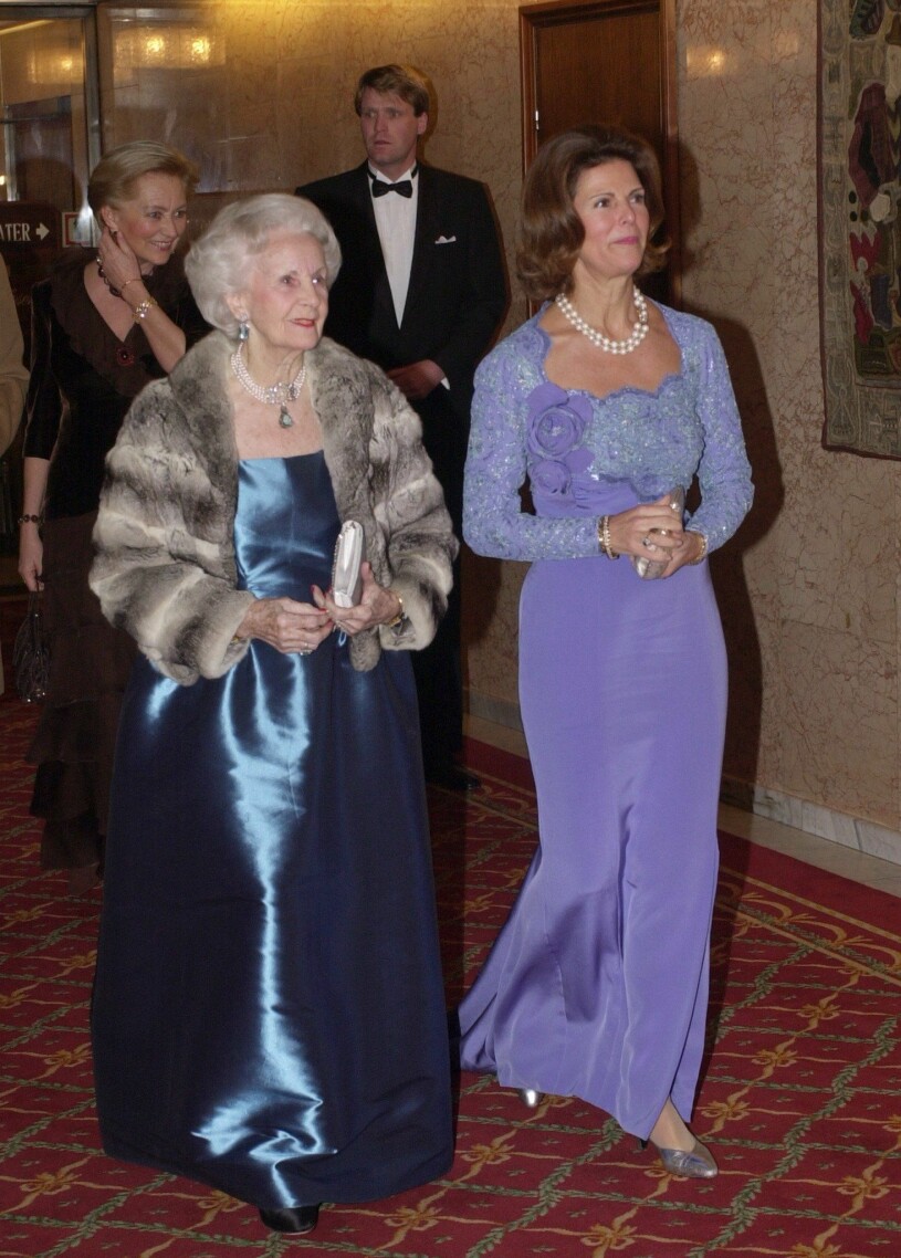 2010. Under Carl Bernadottes 90-årsfest anlände Silvia i en förtjusande figursydd klänning i lavender. Silvia bar upp den riktigt bra och hela looken gav ett sofistikerat intryck.
