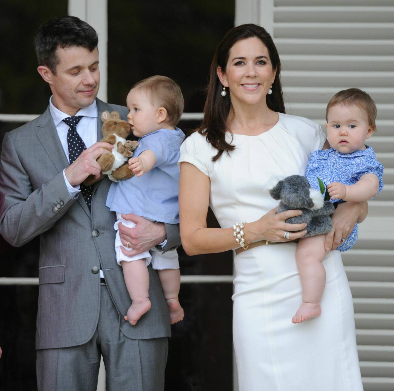 Kronprins Frederik och kronprinsessan Mary med barnen prins Vincent och prinsessan Josephine som bebisar
