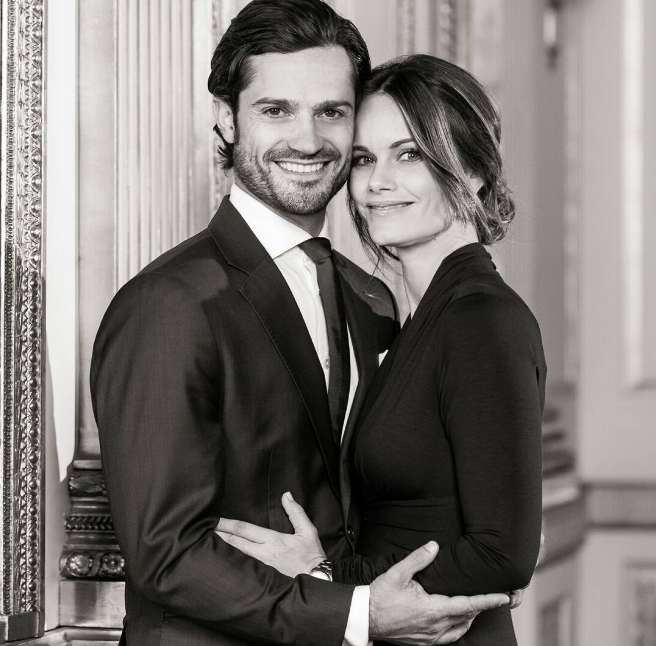 Prinsessan Sofia och prins Carl Philip kramas på hovets officiella bild