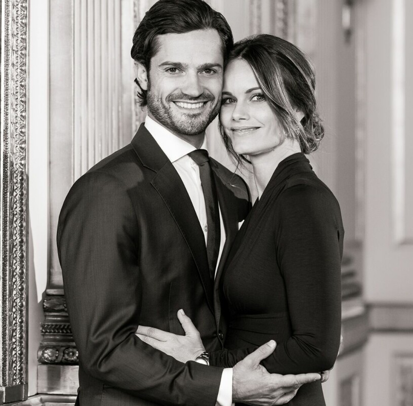 Sofia och Carl Philip, poppis i Paris. Prinsessan Sofia och prins Carl Philip kramas på hovets officiella bild