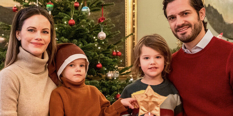 Sofia och Carl Philip hemma i vardagsrummet med sina småprinsar Gabriel och Alexander – som nu alltså har fått sällskap av lillebror Julian. Prinsessan Sofia Prins Carl Philip Prins Gabriel Prins Alexander Villa Solbacken Julen 2020
