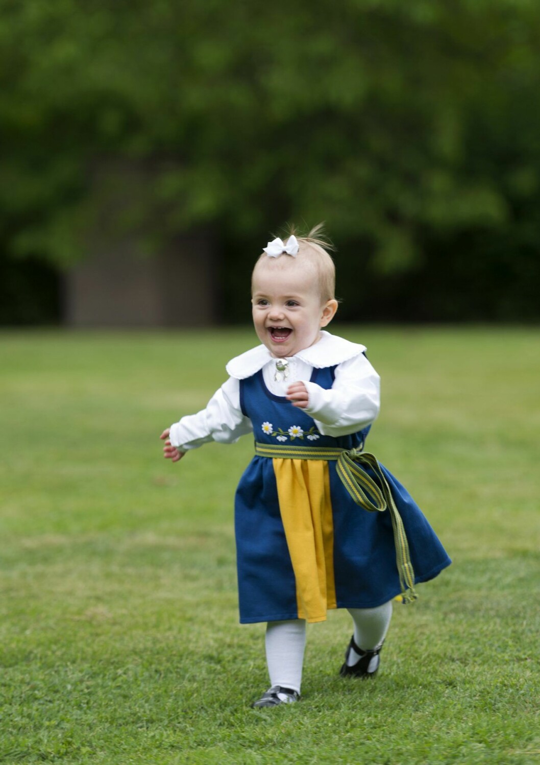 Prinsessan Estelle i Sverigedräkten år 2013. Prinsessan Estelle i Sverigedräkten år 2013.