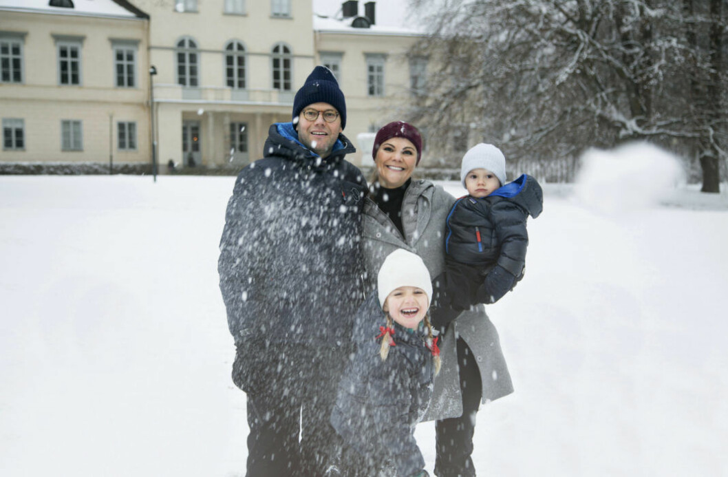 Familjen älskar att umgås i Hagaparken. Prinsessan Estelle och prins Oscar har en egen pulkabacke på baksidan av Haga slott.