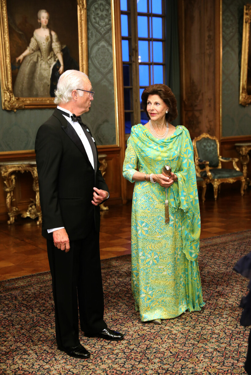 2018. Kungen och drottning Silvia anordnar varje år, en Sverigemiddag på Stockholms slott. Kvällen till ära bar Silvia en chiffongdröm i gult och grönt. Otroligt vackert!