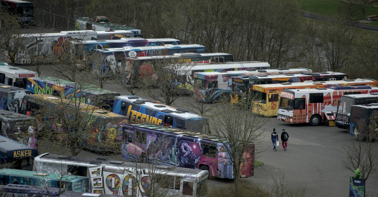 En parkering med russe-bussar i Norge