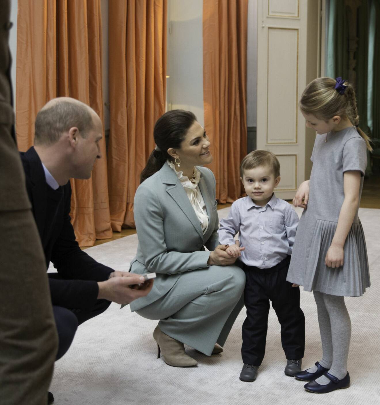 Prins Oscar och prinsessan Estelle med kronprinsessan Victoria och prins William
