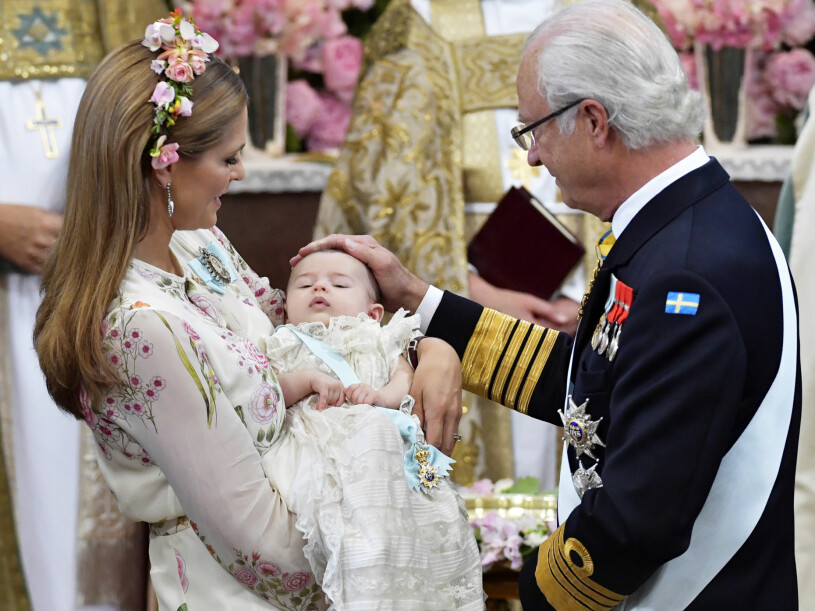 Så här såg nydöpta prinsessan Adrienne ut med sin Serafimerorden i miniformat. Prinsessan Adrienne Dopet 2018 Serafimerorden Prinsessan Madeleine Kungen