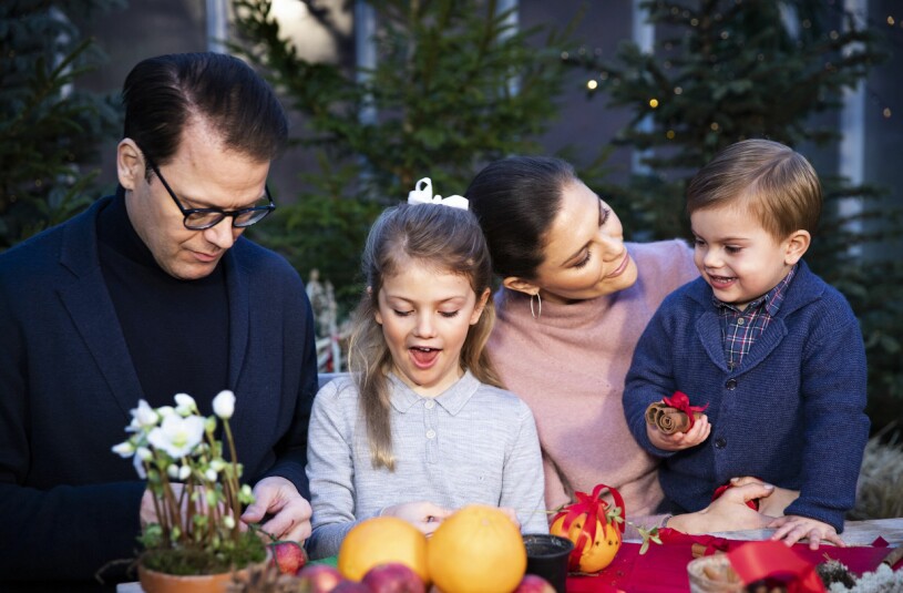 Kronprinsessfamiljen trycker ned nejlikor i apelsiner. Bilden är tagen julen 2018. Prins Daniel, kronprinsessan Victoria, prinsessan Estelle och prins Oscar