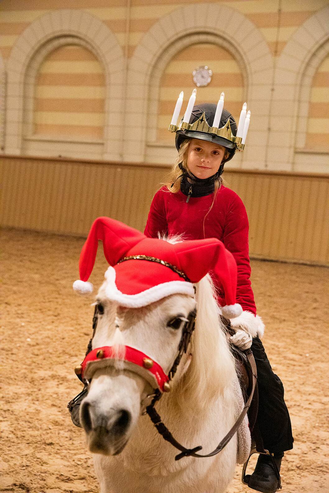 Med ljus i sina kronor kommer Prinsessan Estelle och Prins Oscar med hälsning om julefrid. Glad Lucia! Lucia!