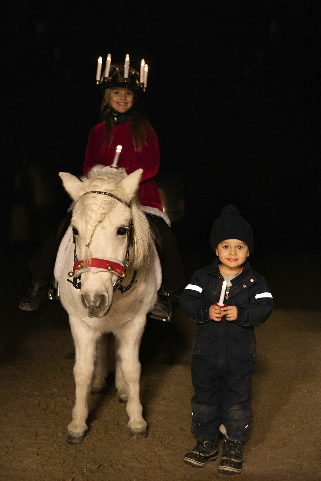 Med ljus i sina kronor kommer Prinsessan Estelle och Prins Oscar med hälsning om julefrid. Glad Lucia! Lucia!