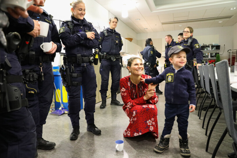 Så här såg det ut för tre år sedan när en mycket nöjd prins Oscar fick fira julaftons eftermiddag hos polisen. Kronprinsessan Victoria Prins Oscar Norrmalms polisstation Julafton 2019