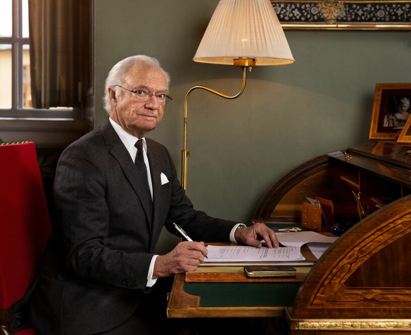 Kungen fotograferad vid ett tidigare tillfälle, vid sin skrivplats hemma på Drottningholm. Kungen vid sitt skrivbord på Drottningholm