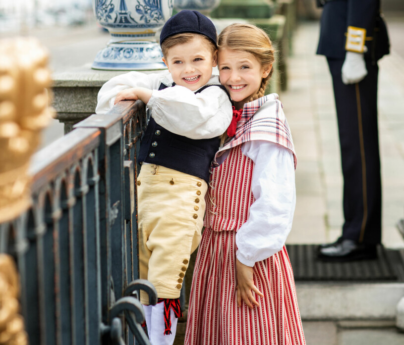 Vid firandet 2020 bar prinsessan Estelle och prins Oscar dräkter från sina hertigdömen Västergötland respektive Skåne. Prins Oscar folkdräkt Ingelstad härad Prinsessan Estelle sommardräkt Skedevi socken Nationaldagen 2020