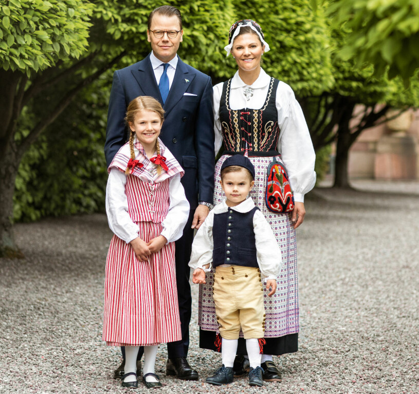 Kronprinsessfamiljen på Nationaldagen i fjol. Kronprinsessan Victoria Prins Daniel Prinsessan Estelle Prins Oscar Nationaldagen 2020