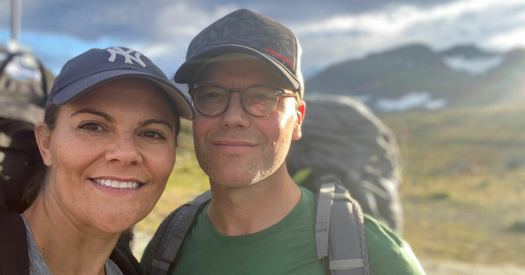 2020-09-06
I helgen upplevde Kronprinsessan och Prins Daniel den annalkande hösten i fjällen när de vandrade den 47 kilometer långa Jämtlandstriangeln. Vandringen gick mellan fjällstationerna Storulvån, Sylarna och Blåhammaren för att därefter avslutas i Storulvån. Kronprinsessparet vill tacka STF för det arbete föreningen och dess medarbetare utför för att sprida kunskap om allemansrätten och tillgängliggöra den svenska naturen för alla.