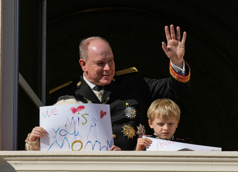 På Monacos nationaldag i fjol nåddes folket av känslosamma bilder, barnen saknade verkligen sin mamma. Furst Albert med barnen prinsessan Gabriella och prins Jacques, barnen håller skyltar med texten: "We miss you mommy" efter att Charlene blivit sjuk