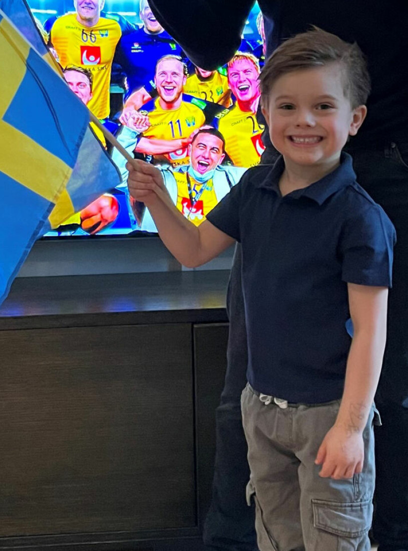 Prins Oscar var hejaklack hemma i tv-rummet på Haga när Sverige spelade handbollsfinal. Och tittar du noga så ser du att han hade ritat lite snyggt på armen med en tuschpenna... Prins Oscar Haga slott VM-final handboll Sverige Danmark 2020