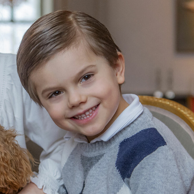 Prins Oscar fyrar av sitt finaste leende. Klart man smälter. Prins Oscar Haga slott 2020