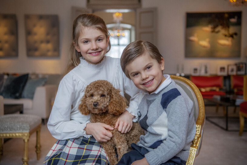 Inget är som vanligt på Haga just nu för Estelle, Oscar och hunden Rio. Prinsessan Estelle Prins Oscar Hunden Rio Haga slott Covid-19