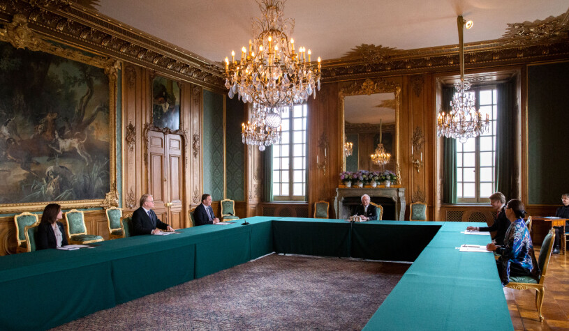 Förutom statsministern var även försvarsminister Peter Hultqvist, miljöminister Per Bolund, skolminister Anna Ekström och arbetsmarknadsminister Anna Nordmark på plats vid konseljen. Kungen Extrakonselj Konselj Informerar regeringen Prins Julian