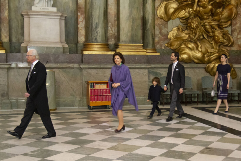 Kungen och drottningen på väg in i Slottskyrkan, följda av den nyblivna trebarnspappan prins Carl Philip och hans femåring prins Alexander. Längst till höger prinsessan Sofias syster Lina. Kungen Drottning Silvia Prins Alexander Prins Carl Philip Lina Hellqvist Te Deum Prins Julian